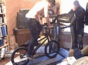 爆笑gif：哥们，你这搭讪，好像有点尴尬啊？